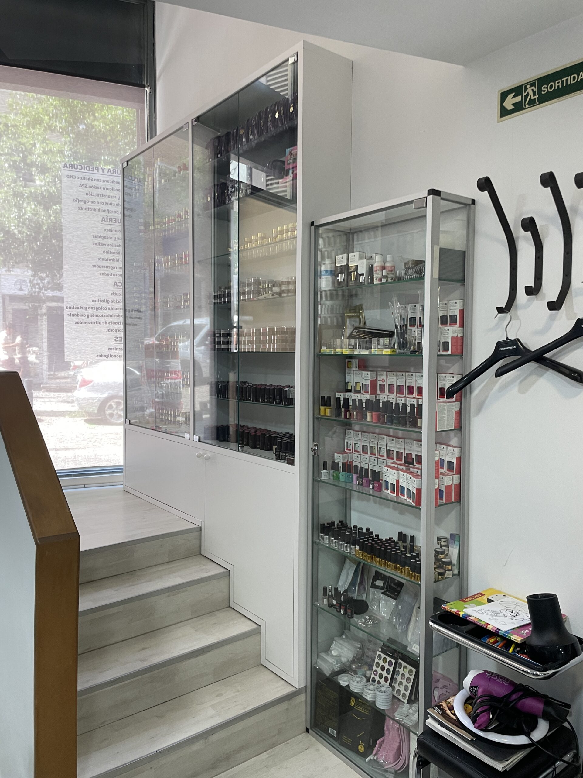 Mobiliari a mida — Local de perruqueria