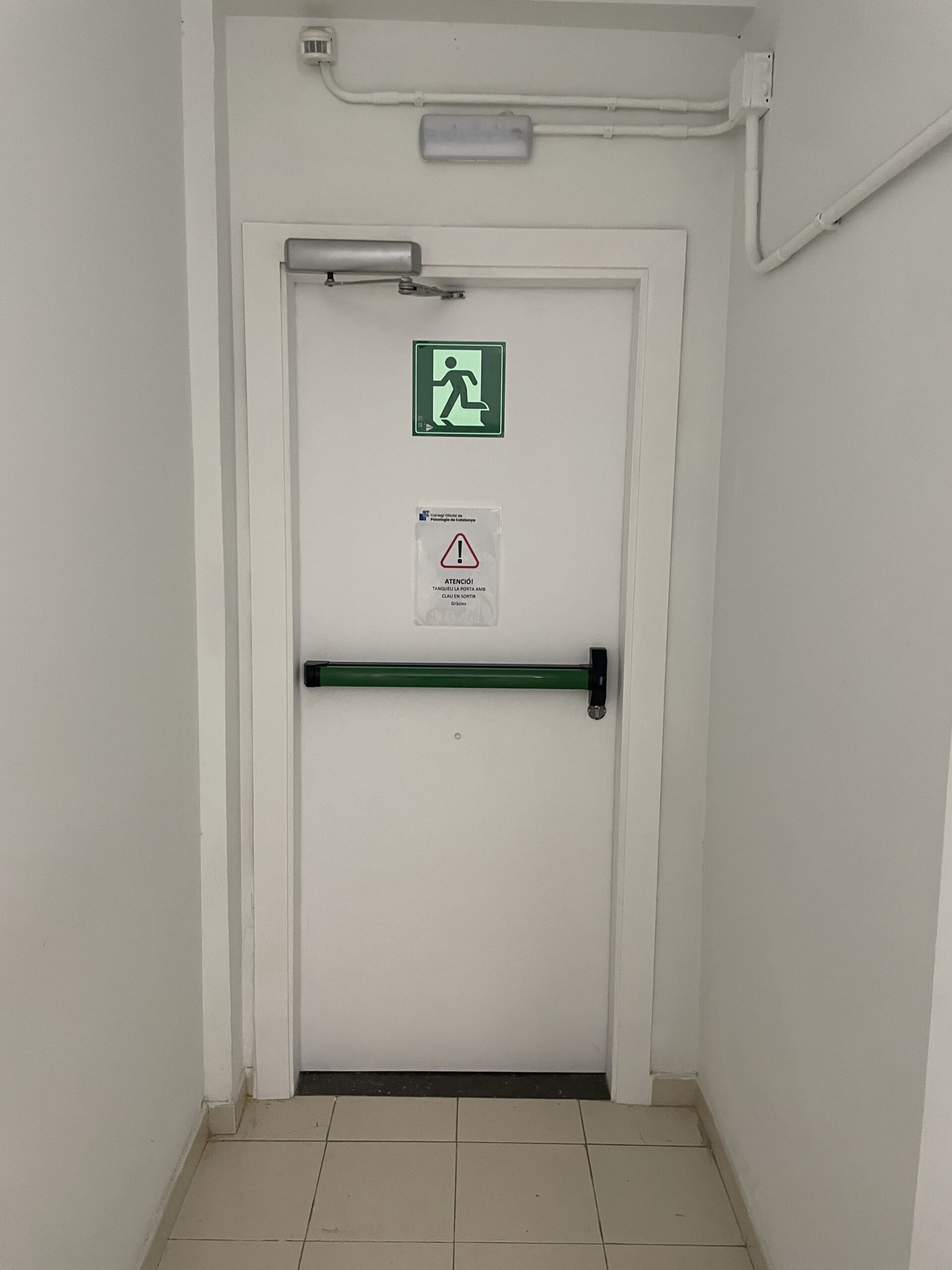 Porta exterior amb polsador d'emergència — COPC